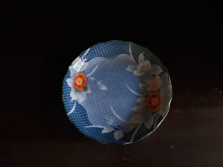 Plato de porcelana azul con flores