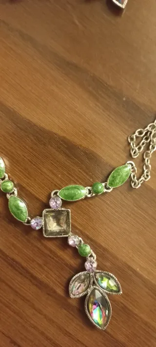 Conjunto collar y pendientes hoja