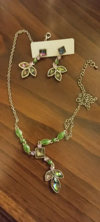 Conjunto collar y pendientes hoja