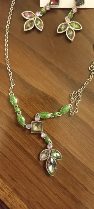 Conjunto collar y pendientes hoja