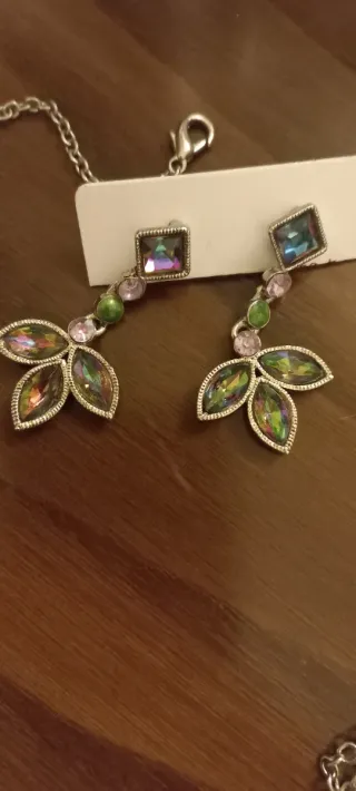 Conjunto collar y pendientes hoja