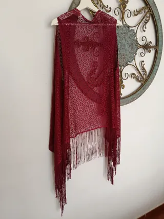 Chal tipo chaleco granate con flecos