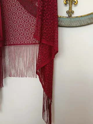 Chal tipo chaleco granate con flecos