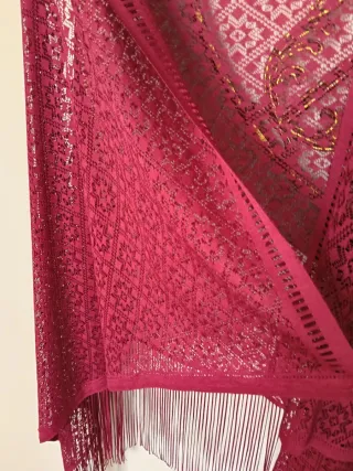 Chal tipo chaleco granate con flecos