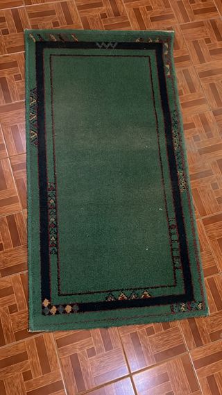 Alfombra pequeña verde y negra