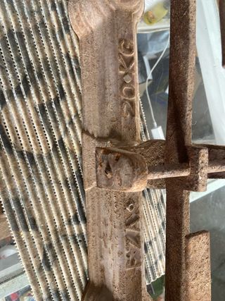 Balanza antigua detalle rojo