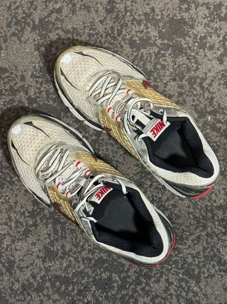 Zapatillas Nike Vomero 5 Vintage Doradas Rojas