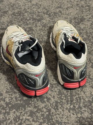 Zapatillas Nike Vomero 5 Vintage Doradas Rojas