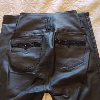 Pantalón pitillo imitación cuero negro