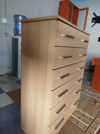 Cómoda de madera con tiradores metálicos