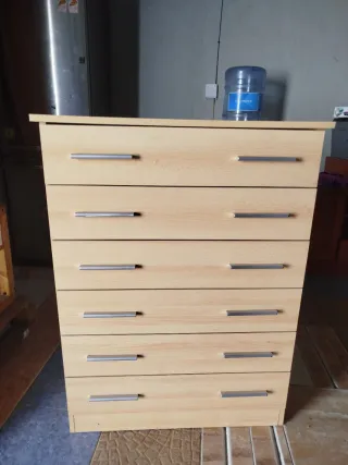 Cómoda de madera con tiradores metálicos