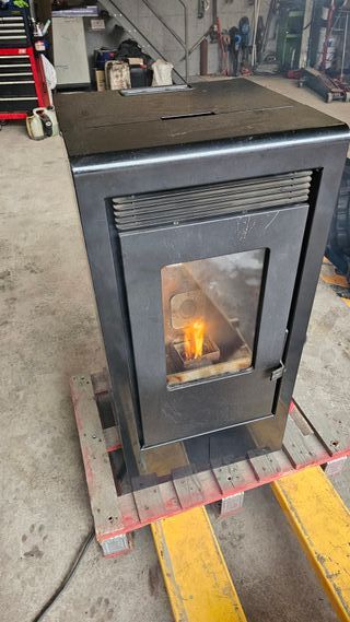 Estufa Pellets EOSS Luz 7kW Negra