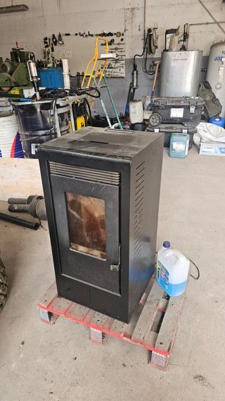 Estufa Pellets EOSS Luz 7kW Negra