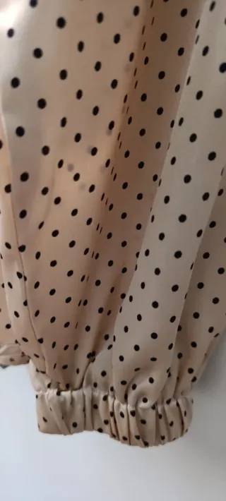 Blusa de raso con lunares