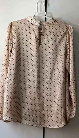 Blusa de raso con lunares