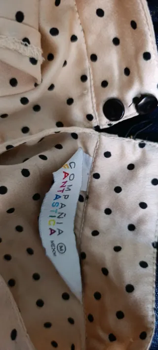 Blusa de raso con lunares