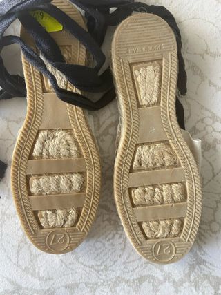 Alpargatas beige y negras de niño