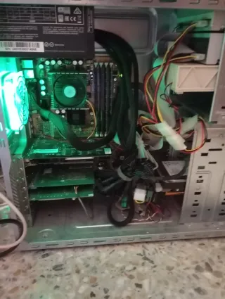 Torre PC Pentium III 1GHz Blanco/Azul