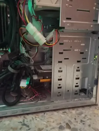 Torre PC Pentium III 1GHz Blanco/Azul