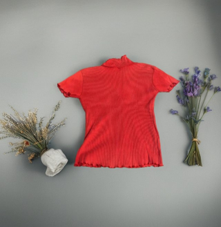 Camiseta roja con botones