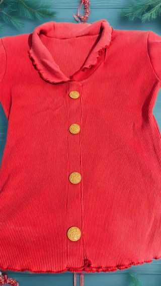 Camiseta roja con botones