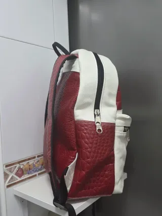Mochila Cuero blanco y Roja