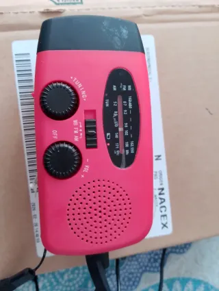 Radio Linterna Solar y de Manivela