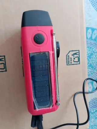 Radio Linterna Solar y de Manivela