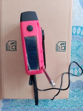 Radio Linterna Solar y de Manivela