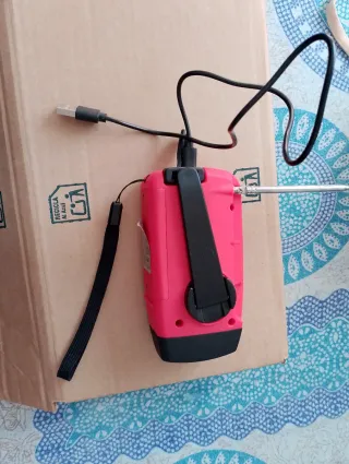 Radio Linterna Solar y de Manivela