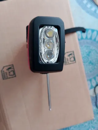 Radio Linterna Solar y de Manivela