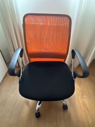 Sillas de escritorio naranja y negra (son 2)