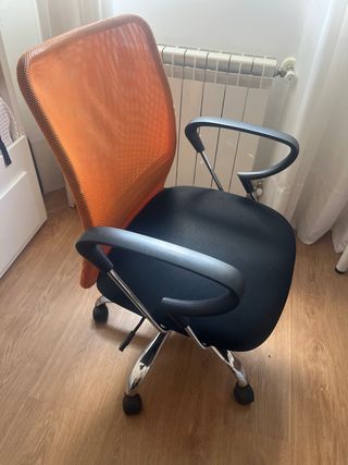 Sillas de escritorio naranja y negra (son 2)
