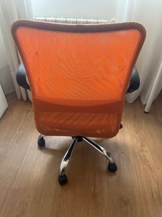 Sillas de escritorio naranja y negra (son 2)