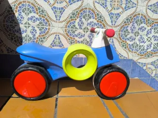 Moto correpasillos azul y roja