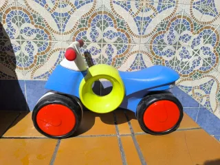 Moto correpasillos azul y roja