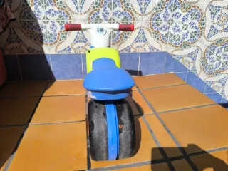 Moto correpasillos azul y roja