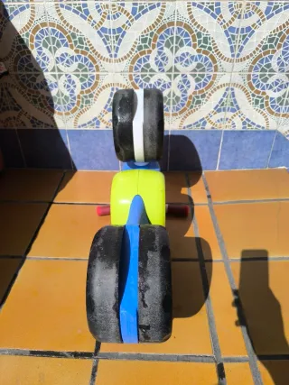 Moto correpasillos azul y roja