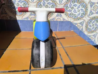 Moto correpasillos azul y roja