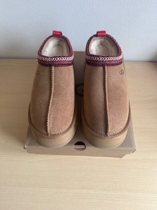 UGG Tazz Plataforma Chestnut y Rojo - Talla 39