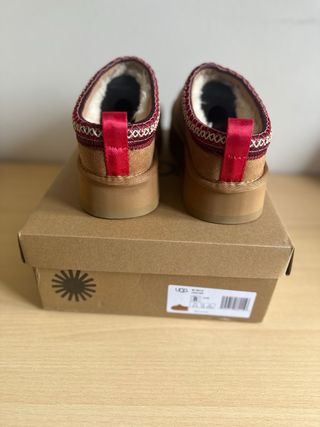 UGG Tazz Plataforma Chestnut y Rojo - Talla 39