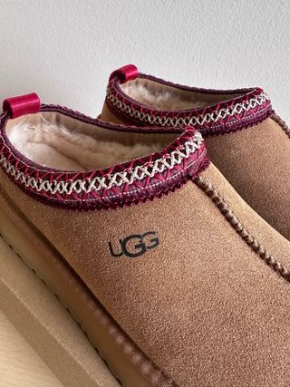 UGG Tazz Plataforma Chestnut y Rojo - Talla 39
