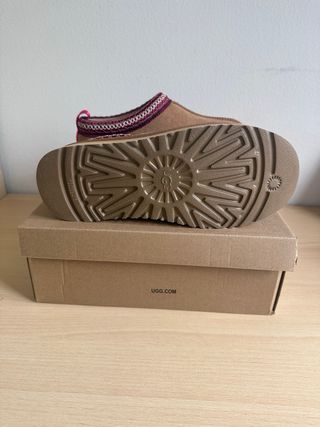 UGG Tazz Plataforma Chestnut y Rojo - Talla 39