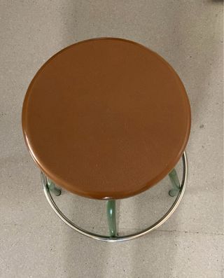 Taburetes madera y metal verde