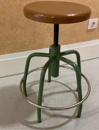 Taburetes madera y metal verde