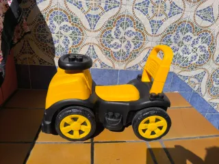 Coche correpasillos amarillo y negro