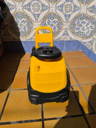 Coche correpasillos amarillo y negro