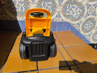 Coche correpasillos amarillo y negro