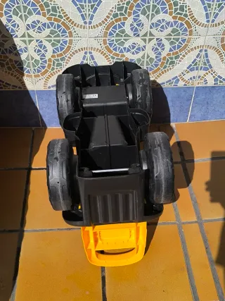 Coche correpasillos amarillo y negro