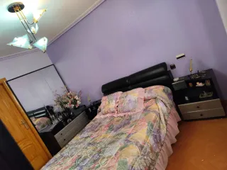 Dormitorio: Cómoda, 2 Mesitas, Cabecero y Percha
